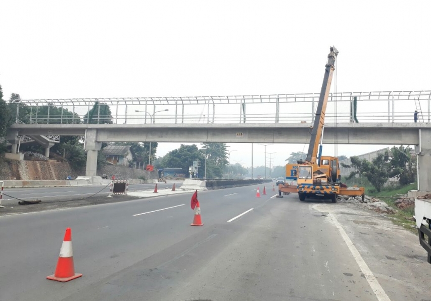 Construction of Pedestrian Bridge (JPO) at KM 7 + 200