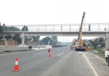 Construction of Pedestrian Bridge (JPO) at KM 7 + 200